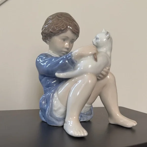 Vintage Royal Copenhagen “Girl with Cat” Figurine - Picture 5 of 9